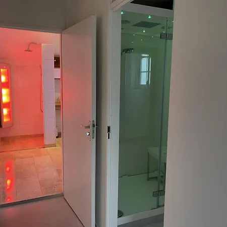 De Kastanje 5-persoons Met Overdekte Lounge En Hottub, Barrelsauna, Stoomsauna, Ligbad, Sunshower, Wifi Lievelde