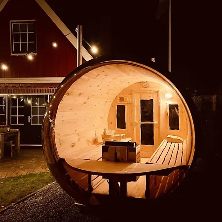 Dom wakacyjny De Kastanje 5-persoons Met Overdekte Lounge En Hottub, Barrelsauna, Stoomsauna, Ligbad, Sunshower, Wifi Lievelde