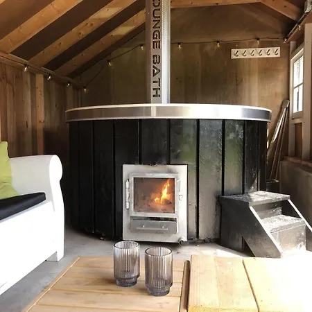De Kastanje 5-persoons Met Overdekte Lounge En Hottub, Barrelsauna, Stoomsauna, Ligbad, Sunshower, Wifi Dom wakacyjny