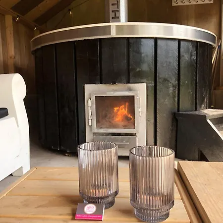 De Kastanje 5-persoons Met Overdekte Lounge En Hottub, Barrelsauna, Stoomsauna, Ligbad, Sunshower, Wifi Dom wakacyjny