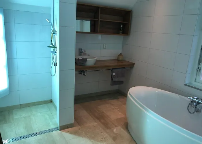 De Kastanje 5-persoons Met Overdekte Lounge En Hottub, Barrelsauna, Stoomsauna, Ligbad, Sunshower, Wifi Сasa de vacaciones *